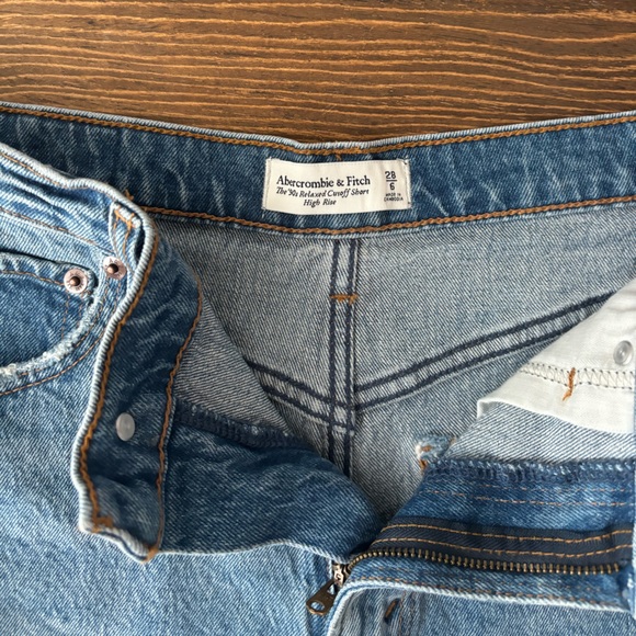 Abercrombie 90’s Relaxed Cutoff Short - Picture 5 of 6